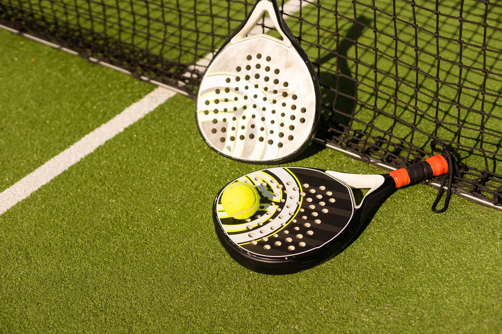 Carbon Fibre vs Fibreglass in Padel Rackets – What’s the Difference?